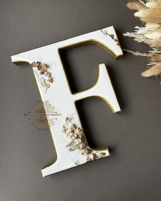 Freestanding resin letters
